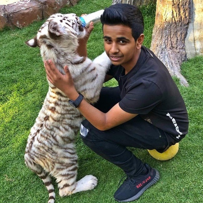 Thậm chí, thiếu gia Rashed Saif Belhasa (17 tuổi, biệt danh Money Kicks) là con trai của tỷ phú Saif Ahmed Belhasa có cuộc sống nhung lụa từng khoe khu vườn thú mini.
