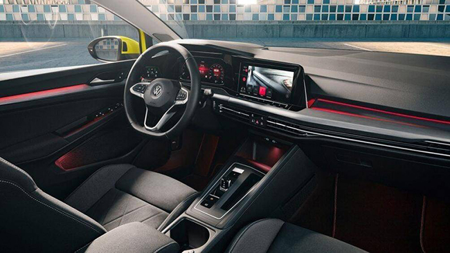 4. Volkswagen Goft GTI 2021 (giá khởi điểm: 28.695 USD, điểm nội thất: 7,8/10)

