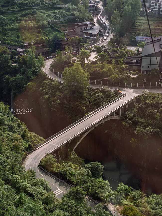 Đỉnh của vết đứt gãy trên mặt đất là địa tầng Trias được hình thành cách đây 203 đến 250 triệu năm, là thời kỳ đầu của Đại Trung sinh.&nbsp;Đáy đứt gãy là địa tầng Permi được hình thành cách đây 250 đến 290 triệu năm, Permi là thời kỳ cuối cùng của Đại Cổ sinh.&nbsp;Mặc dù sự khác biệt về độ cao giữa đỉnh và đáy của đường nối đất chỉ từ 70 đến 130 mét, nhưng nó đã kéo dài hàng trăm triệu năm giữa hai đường này.
