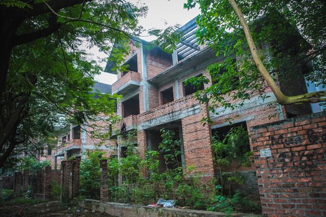 Nhiều căn biệt thự tiền tỷ tại Khu đô thị Cầu Bươu (huyện Thanh Trì) xây thô sau nhiều năm không có người ở.