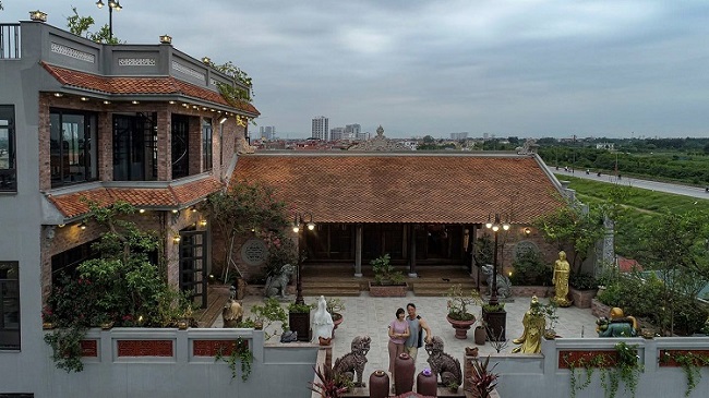 Theo tìm hiểu, chủ căn nhà là vợ chồng anh Liên Vũ – chủ một xưởng điêu khắc ở Hà Nội. Anh Vũ cho biết, đây là căn nhà cổ đã hơn 100 năm tuổi của tổ tiên anh để lại.
