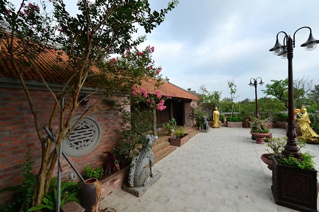 Căn nhà cổ nằm ở làng Liên Mạc (Từ Liêm, Hà Nội) với diện tích mặt sàn khoảng 460m2.

