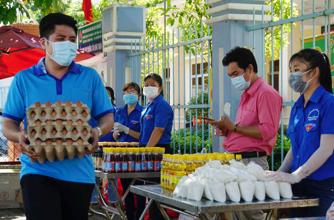 &nbsp;“Gian hàng 0 đồng kết nối yêu thương” có các nhu yếu phẩm như: rau, củ, quả, cá, dầu ăn, gạo, khẩu trang... dành tặng những công nhân lao động, người bán vé số dạo trên địa bàn phường.