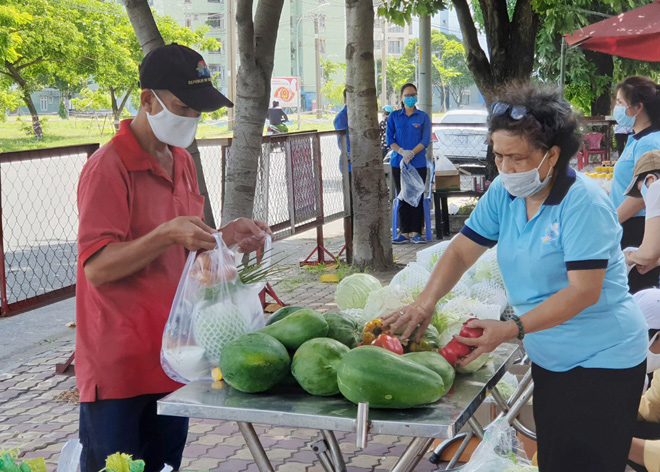 Anh Nguyễn Hồ Nhật Huy, Bí thư Đoàn phường Tân Hưng Thuận cho biết: “Gian hàng 0 đồng kết nối yêu thương” do các đoàn thể của phường tổ chức với sự ủng hộ của mạnh thường quân trên địa bàn phường về kinh phí để mua các nhu yếu phẩm.