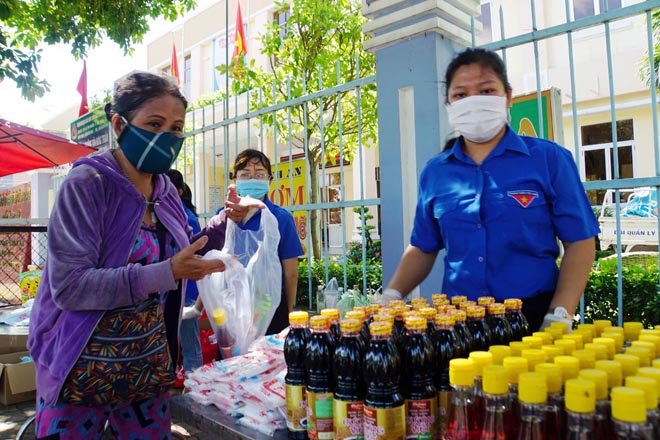 Theo ghi nhận, đa phần người đến nhận quà là những người lao động nghèo như bán vé số, nhặt ve chai, xe ôm và những người già, bệnh tật. Từ khi TP.HCM giãn cách xã hội, họ phải chật vật mưu sinh do tác động mạnh của dịch COVID-19.