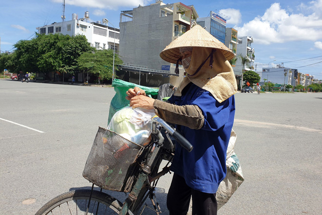 Chạy chiếc xe đạp “cà tàng” đến “Gian hàng 0 đồng kết nối yêu thương”, bà Nguyễn Thị Thu (56 tuổi) hành nghề ve chai cho biết: “Tôi cảm ơn các mạnh thường quân, món quà thiết thực, ý nghĩa với tôi. Giữa lúc khó khăn thế này mà nhận được phần quà tôi xúc động lắm”.