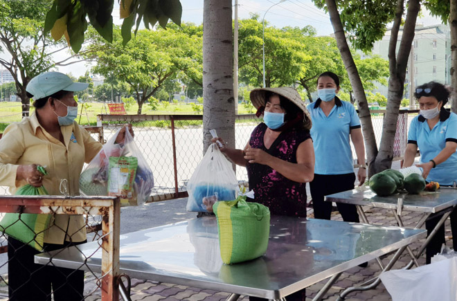 Trong quá trình nhận các nhu yếu phẩm này cũng có những quy định với những người nhận là phải giữ khoảng cách, khử khuẩn, khai báo y tế, thực hiện đứng quy định 5K.