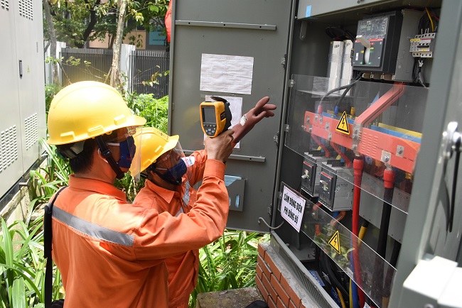 Theo ông Hùng, do nắng nóng nên phụ tải điện trên địa bàn Thủ đô trong một tháng vừa qua luôn ở mức cao, có ngày lên đến 96,2 triệu&nbsp;kWh.