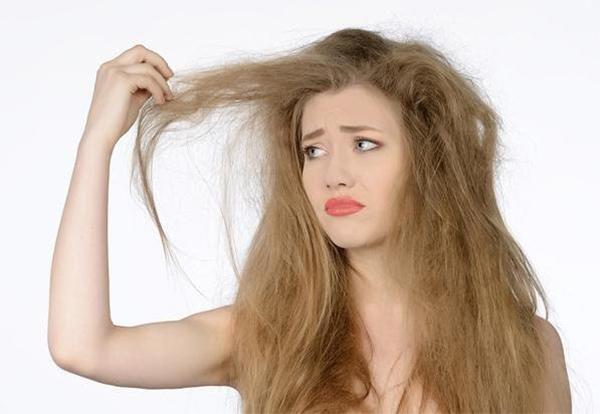 Hoạt chất SLS có thể tẩy rửa quá mạnh làm mất đi lớp nhờn trên da dầu khiến tóc dễ bị rụng do môi trường da đầu yếu đi và nhạy cảm hơn