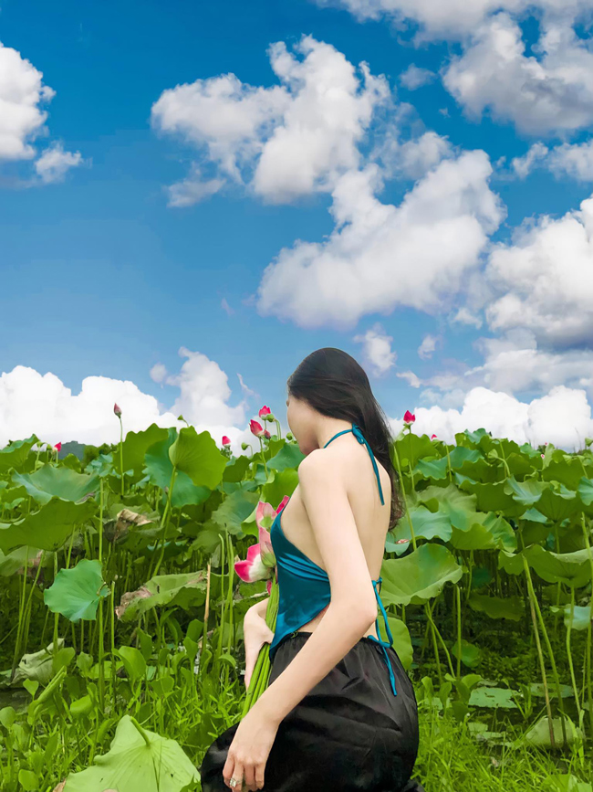 Cô gái xinh như mộng khoe làn da trắng nõn nà bên sen đầu mùa.&nbsp;
