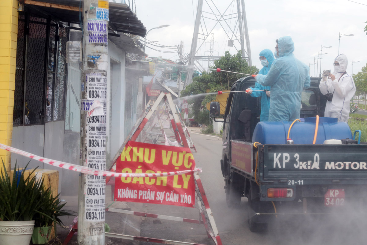 Lực lượng Quân đội phun khử khuẩn ở khu vực phong tỏa trên đường Song Hành.