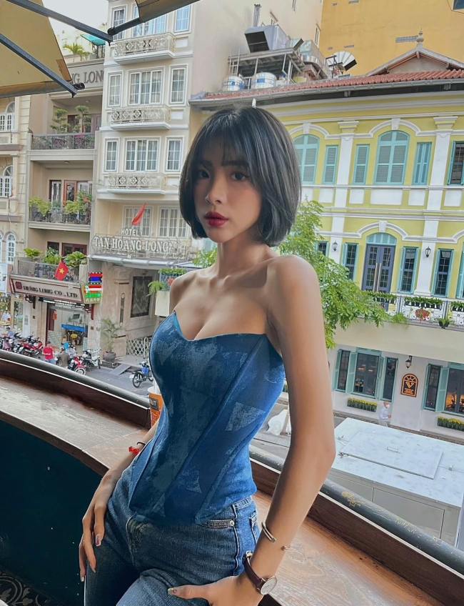 Thời gian gần đây, cô gái Sài thành có tên Mai Phương Ngân bỗng gây chú ý trên mạng xã hội nhờ sở hữu vòng eo bé kỷ lục 51cm. 
