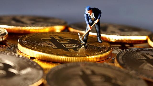 Nhiều người đổ tiền vào bitcoin