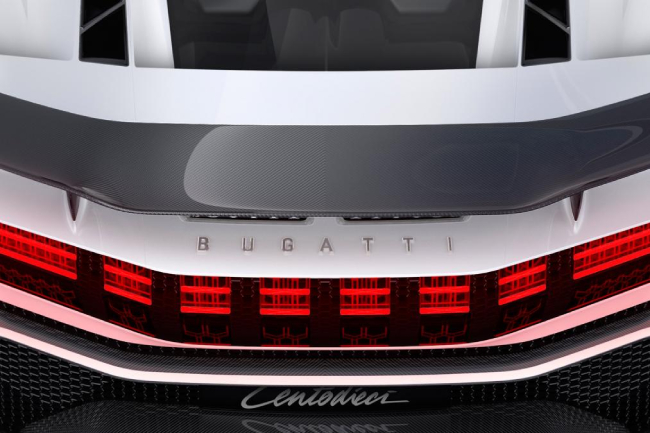Dãy đèn hậu độc đáo, đuôi xe có thanh cân bằng bọc sợi carbon.
