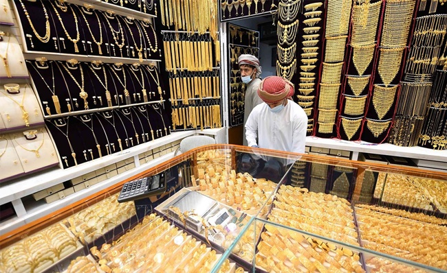 Ngoài ra, ở Dubai, du khách còn tận hưởng cảm giác mua vàng như mua rau ở chợ vàng Goldsouk nổi tiếng. Đây thực sự là thiên đường của vàng ở các gian hàng trong chợ.
