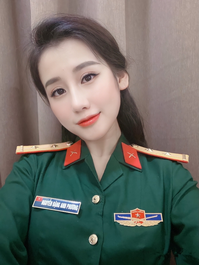 Nguyễn Đặng Anh Phương vẫn được nhắn đến với biệt danh "người đẹp quân nhân". Trung úy xinh đẹp này sẽ đại diện cho đội tuyển Anh.

