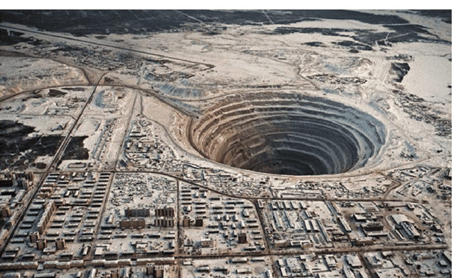 Mirne là mỏ kim cương lộ thiên đắt nhất thế giới với giá trị lên tới 17 tỷ USD. 
