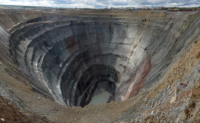  Mỏ lộ thiên  Mirny có chiều sâu 525 mét, đường kính lối vào là 1.200 mét. Mỏ này đóng góp tới 23% tổng số kim cương trên toàn thế giới. 
