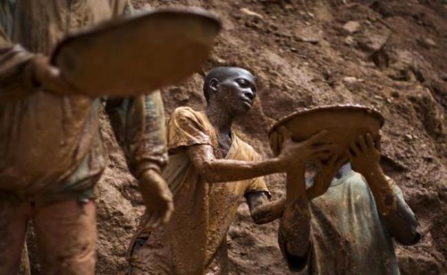 Congo được nhiều nước giàu có chú ý bởi mỏ nguyên liệu khoáng thô, chưa được khai thác tại đây có trị giá hơn 24 tỷ USD.
