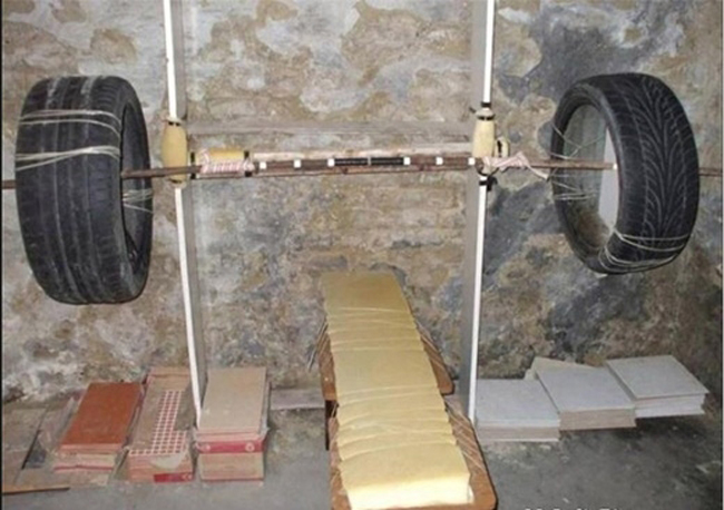 Đam mê tập gym nhưng nhà có sẵn lốp xe.
