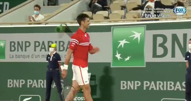 Djokovic cười khi ghi được điểm 4-3 trong loạt tiebreak