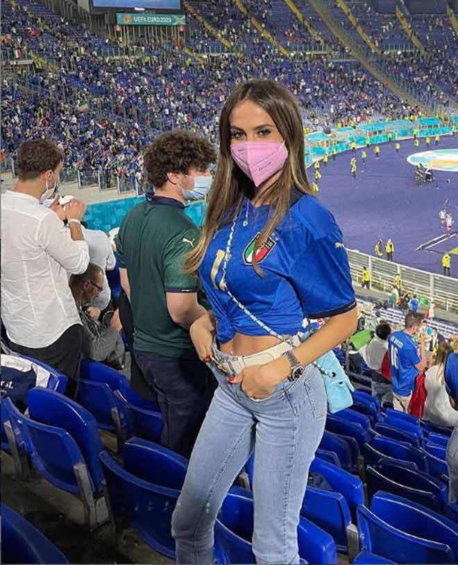 Jessica Melena đốn tim bao fan khi mặc áo đấu ĐT Italia cổ vũ cho "ông xã" Ciro Immobile và đội chủ nhà