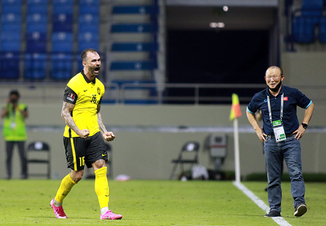 Sang hiệp hai, Malaysia bất ngờ có bàn gỡ hoà 1-1 từ chấm phạt đền do công của De Paula ở phút 72. Nụ cười bí hiểm của HLV Park Hang Seo khi chứng kiến màn ăn mừng của cầu thủ nhập tịch của Malaysia.