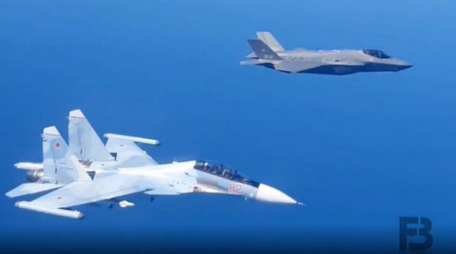 Sự xuất hiện của máy bay Su-30SM đã khiến chiếc F-35 của Không quân Italy đang "bắt nạt" một máy bay vận tải của Không quân Nga phải từ bỏ ý định của mình.
