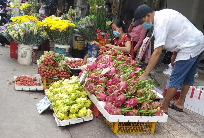 Thanh long vàng "xuống đường"