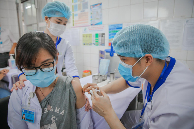 Tiêm vắc-xin COVID-19 cho bác sĩ tại Bệnh viện Bệnh Nhiệt đới TP HCM - Ảnh: HOÀNG TRIỀU