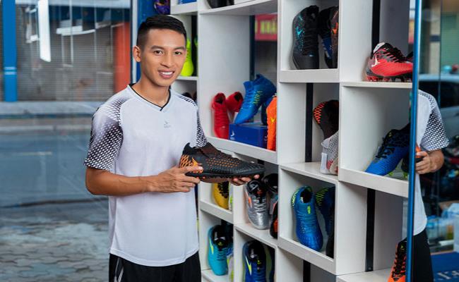 Với máu kinh doanh thừa hưởng từ gia đình, trung vệ Hùng Dũng hiện đang là chủ shop giày bóng đá có tiếng ở Hà Nội. 
