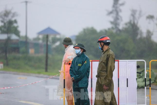 Tổ liên ngành trực giám sát tại các cửa ngõ vào huyện Lộc Hà 24/24. Dù mưa lớn, các anh vẫn bám trụ vị trí để làm nhiệm vụ.