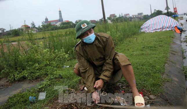 Đây là điểm chốt nằm sát khu vực bờ biển nên cán bộ chiến sĩ dùng dây chằng cố định vị trí, lấy đá để giảm bớt sức gió trước cơn bão số 2 đang áp sát đất liền.