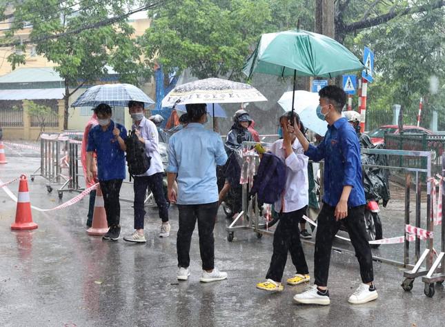 Ngày thi thứ 2 vào lớp 10, Hà Nội tiếp tục mưa tầm tã từ sáng sớm. Mưa trắng trời, dù đã mặc áo mưa, nhưng có khi cả phụ huynh và các con đều vẫn ướt..