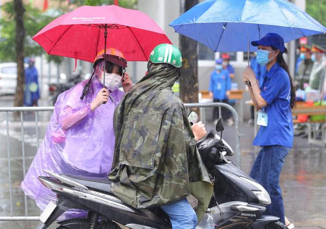 Mưa tầm tã, thí sinh Hà Nội ướt lướt thướt, địa điểm thi huy động đồng phục ứng cứu - 8