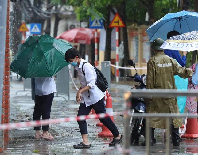 Khóa học sinh lớp 9 năm nay chịu khá nhiều thiệt thòi khi phải liên tiếp tạm dừng đến trường, chuyển qua học trực tuyến. Trước khi bước vào kỳ thi chuyển cấp vốn được coi là "căng thẳng hơn đại học", mưa gió cùng với sự lo lắng, hồi hộp hiện rõ trên gương mặt, ánh mắt của sĩ tử.