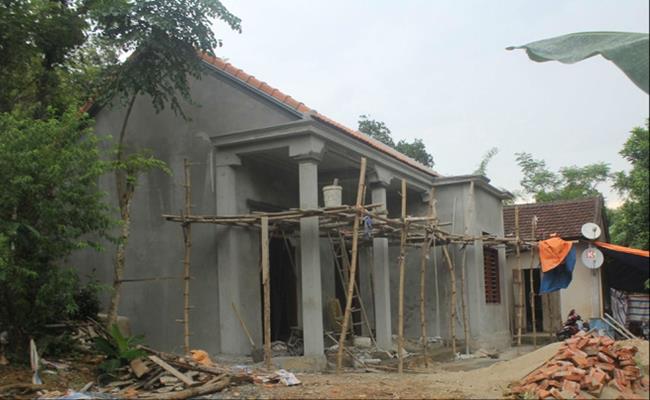 Căn nhà mới của gia đình Công Phượng có trị giá khoảng hơn 400 triệu đồng. Được biết, ngôi nhà cũ của gia đình anh xây hơn 30 năm đã xuống cấp trầm trọng.
