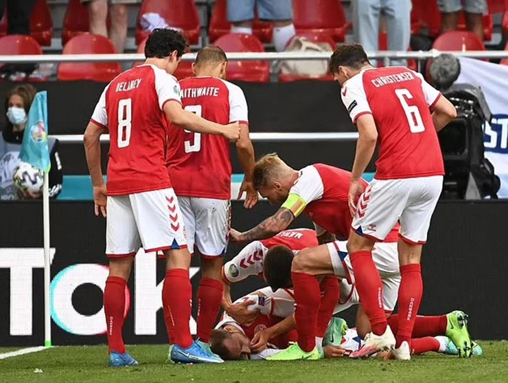 Bi kịch EURO: Eriksen (Đan Mạch) đổ gục trên sân và khoảnh khắc gây ám ảnh - 1
