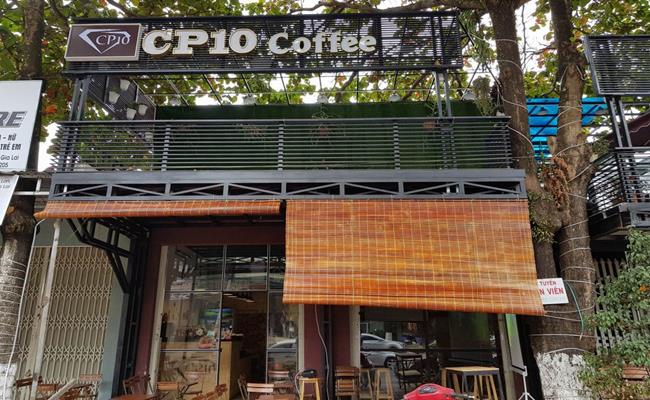 Anh chàng tiền đạo Công Phượng đã "khởi nghiệp" với việc mở quán cà phê mang tên CP10 tại thành phố Pleiku.
