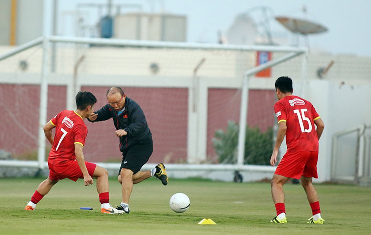 Thầy Park thực hiện một số động tác kỹ thuật và còn "xâu kim" học trò