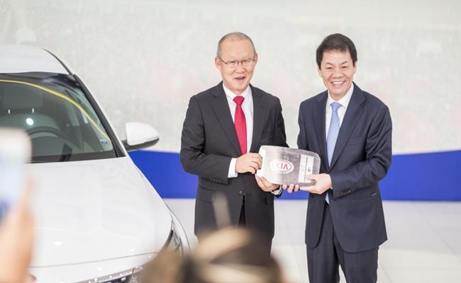 Đây là món quà đặc biệt dành cho ông  Park từ doanh nghiệp sản xuất ô tô lớn nhất Việt Nam.
