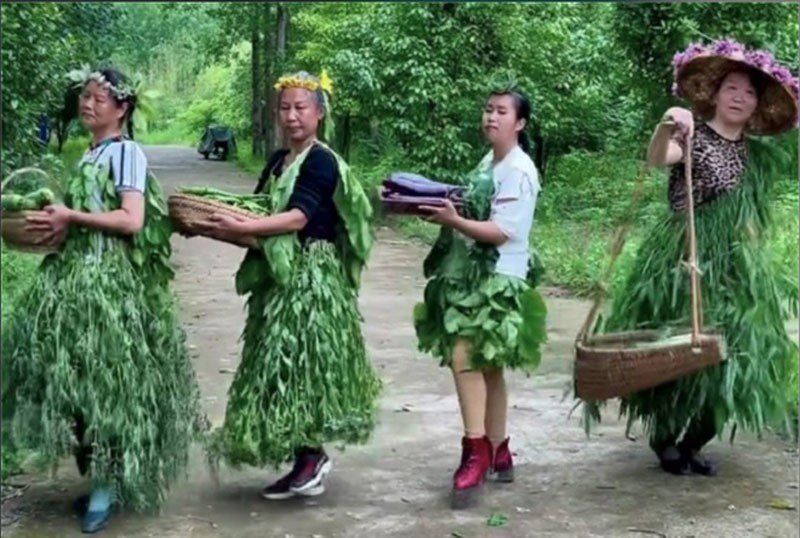 Bốn phụ nữ nông thôn nghĩ ra tuyệt chiêu bán rau độc đáo - 1