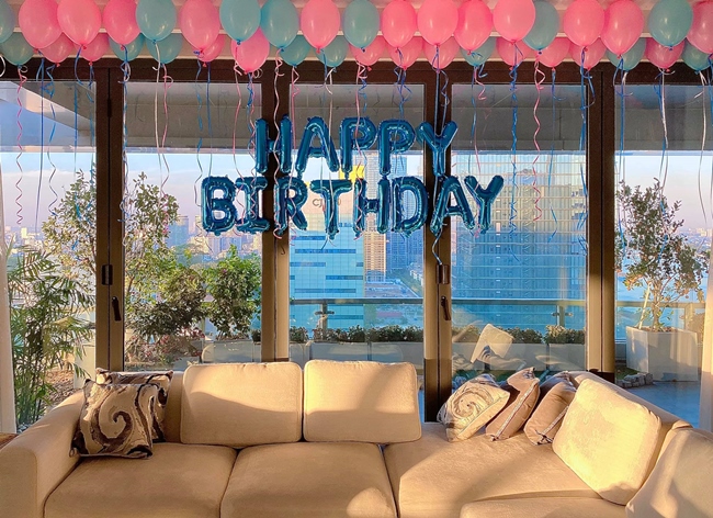 Một góc phòng khách trong biệt thự nhà Đặng Thu Thảo được tiết lộ khi cô tổ chức sinh nhật cho công chúa đầu lòng.
