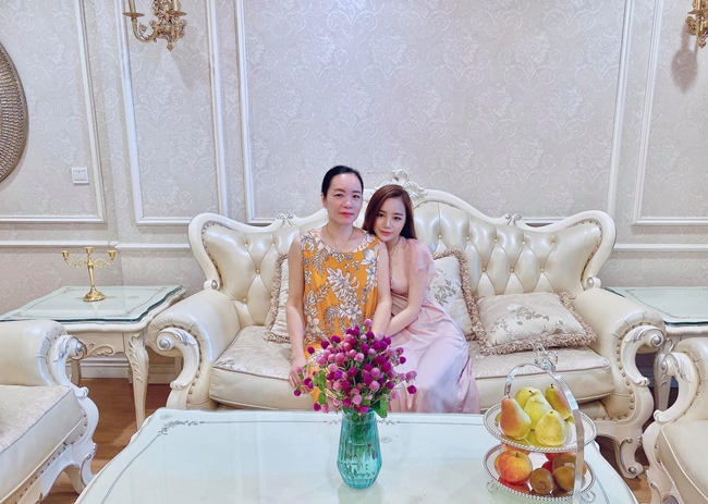 Hot girl 2k khoe ảnh chụp cùng mẹ trong căn hộ sang chảnh ở Hà Nội.
