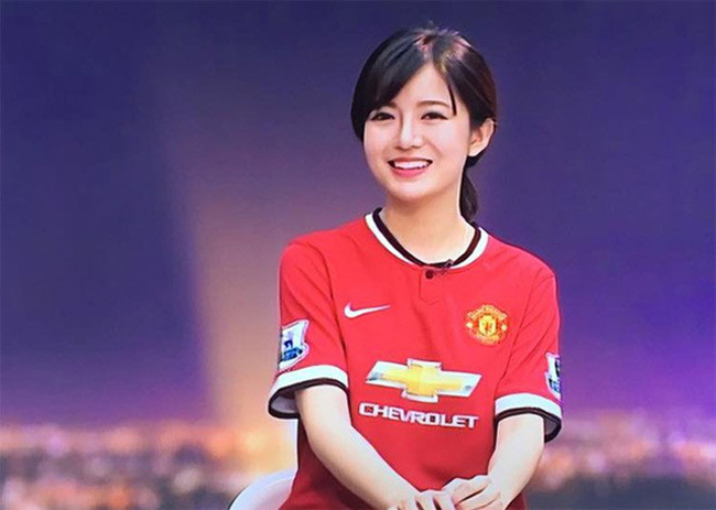 Một hot girl bình luận bóng đá nổi tiếng khác phải kể tới là Tú Linh với biệt danh "hot girl M.U".

