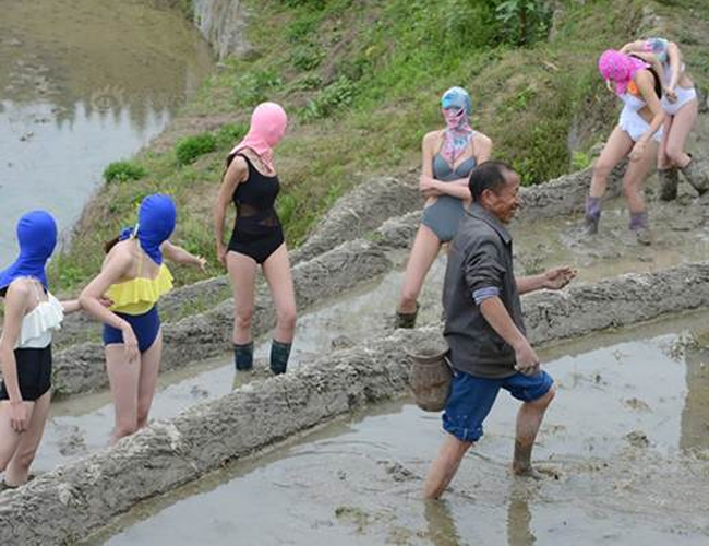 Nhóm 8 người mẫu từng gây xôn xao trên mạng xã hội với những hình ảnh mặc bikini, bịt kín mặt bằng vải màu sặc sỡ, tạo dáng trên những ruộng bậc thang ở tỉnh Hồ Nam, Trung Quốc.
