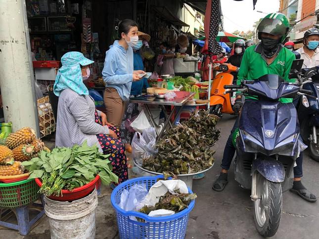 Các loại bánh tro, cơm rượu, chè, bánh gai... được bày bán ở các quầy hàng. "Giá từ 15.000-25.000 đồng/chục như mọi năm thôi nhưng vắng khách mua, do dịch nên khách ngại đến chợ, chúng tôi có một số mối quen nên giao tận nhà" - một tiểu thương ở chợ Bà Hoa nói.