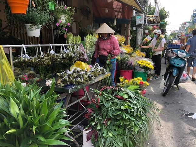 Lá xông là mặt hàng không thể thiếu trong dịp tết này. Trong bó lá có xương rồng, lá bưởi, khuynh diệp, lá liễu... theo quan niệm dân gian, treo bó lá này trước cửa nhà dịp tết Đoan Ngọ có tác dụng trừ tà, đem lại may mắn cho gia chủ.