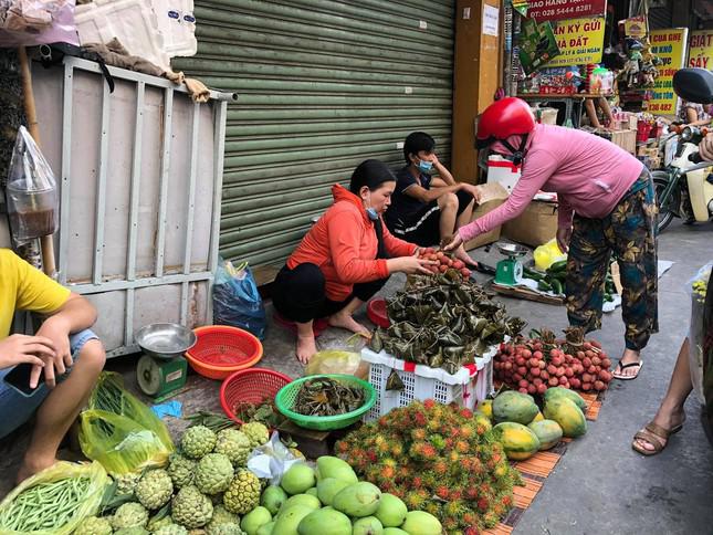 Các loại trái cây không tăng giá dịp này. Trong đó vải có giá từ 35.000-40.000 đồng/kg; chôm chôm, xoài... 15.000 đồng/kg... "Dù là ngày chính của tết nhưng người mua khá vắng, chúng tôi cũng không lấy trái cây nhiều do sợ ôm hàng. Thành phố đang có nhiều nơi phong tỏa, cách ly nên khách không đi chợ mua sắm cho dịp tết này được" - chị Hà (chợ Hồ Học Lãm, Q.Bình Tân) cho hay.