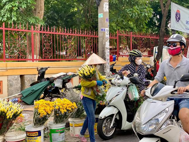 Hoa trưng Tết Đoan Ngọ cũng được bày bán nhiều hơn, các loại cúc, ly... Đà Lạt về đầy chợ. Trước tết, chợ hoa Đầm Sen được mở lại 3 ngày nên nhà vườn trồng hoa ở Lâm Đồng đưa hàng xuống khá nhiều, giá bán từ 20.000-25.000 đồng/bó.